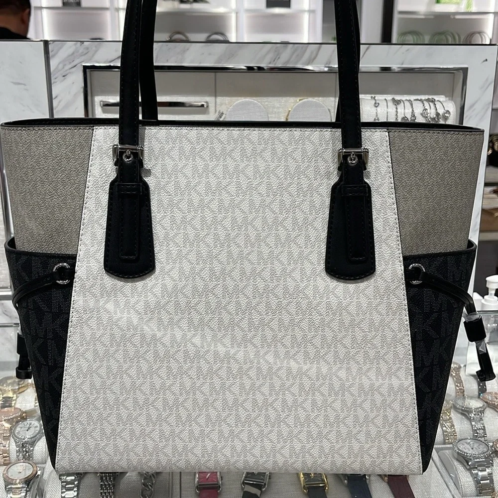 Michael Kors Voyager Large Color-Block Signature Logo Tote Bag
Optic White Mult - Picture 12 of 16